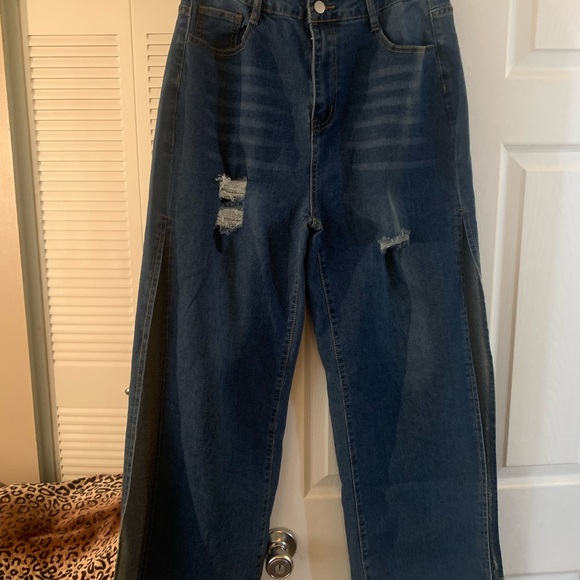 LADIES BLUE JEANS WITH SIDE SPLITS. - Picture 2 of 5